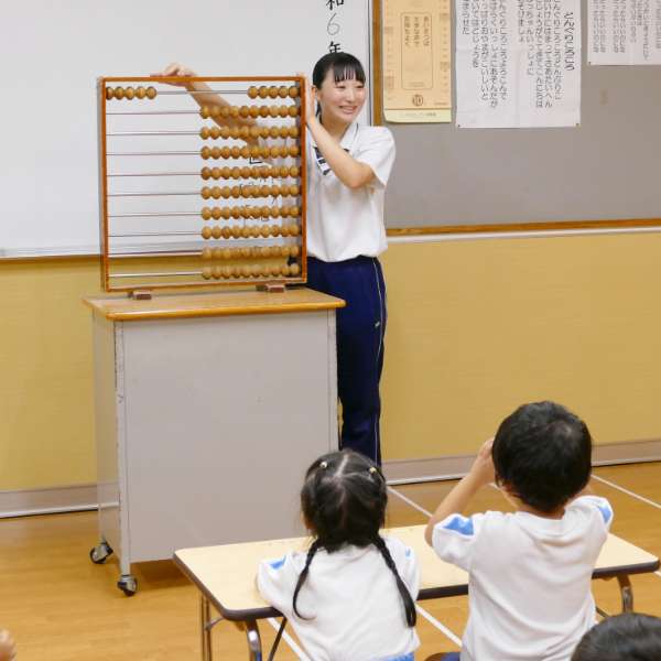 輪にならず、みんな前を向いて座ります
